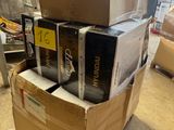 boîtes empilées dans un entrepôt