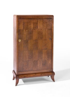 une image représentant une petite armoire munie d'une porte