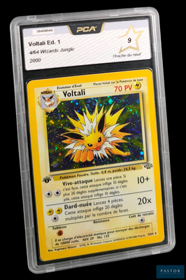 gros plan d'une carte pokemon dans un étui en plastique