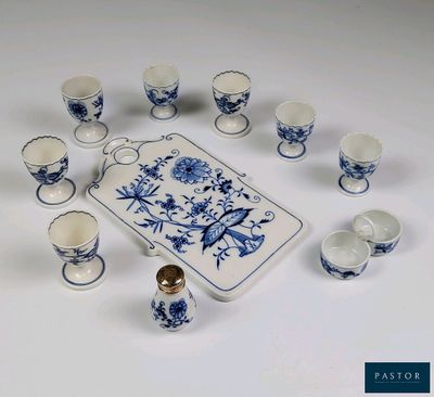 de nombreuses tasses et soucoupes disposées en cercle sur la table