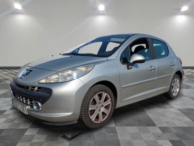la petite voiture argentée est garée dans le garage sur un sol en damier