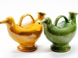 deux vases posés côte à côte sur une surface blanche