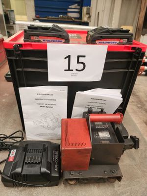 un grand nombre d'outils posés sur le sol