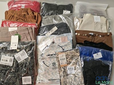 Lot de 16 vêtements de diverses tailles et marques dont : LO…