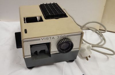 une petite machine posée sur un drap blanc