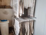 une photo d'une salle de bains sale avec de nombreuses serviettes suspendues au porte-serviettes