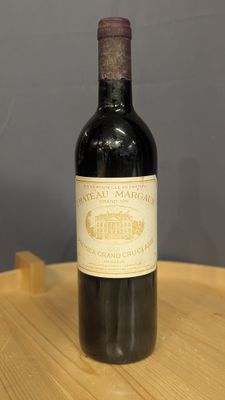 une bouteille de vin posée sur une table en bois