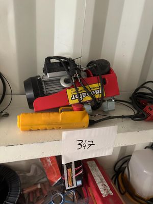 une photo d'une étagère sur laquelle sont posés de nombreux outils