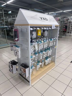 un présentoir d'appareils électroniques dans un magasin, destinés à la vente