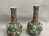 deux vases décorés d'animaux