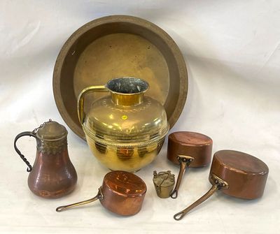 un grand nombre d'objets différents posés sur une table