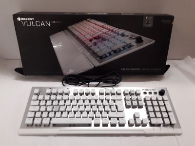 un boîtier avec un clavier et une souris posés sur la table
