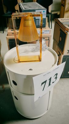 une lampe posée sur une poubelle