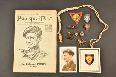 un vieux livre sur lequel figure la photo d'un homme en uniforme militaire, ainsi que d'autres objets