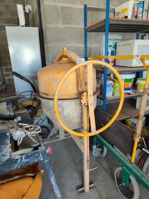 une photo représentant une borne d'incendie et un chariot dans un garage