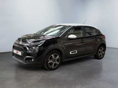 Une Citroën noire est garée dans une grande pièce