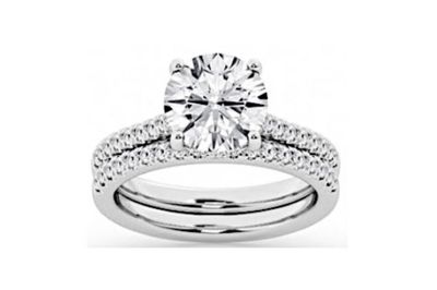 une bague de fiançailles en or blanc sertie d'un diamant rond taille brillant