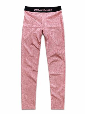 un legging rose pour femme sur fond blanc