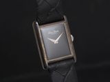 gros plan d'une montre sur fond noir