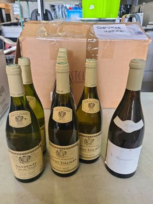 plusieurs bouteilles de vin sont alignées sur une table