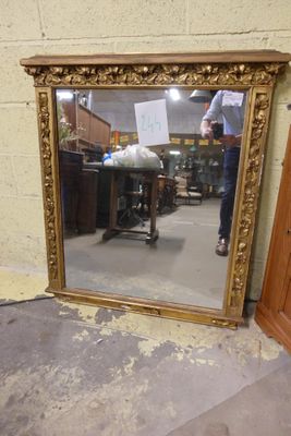 un miroir posé par terre à côté d'une porte