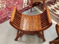 Paire de fauteuils type curule en noyer, les côtés à barette… (photo 3)