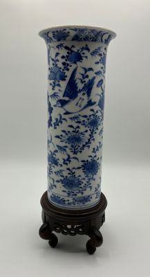 vase en porcelaine bleue et blanche sur socle, orné d'oiseaux et de fleurs