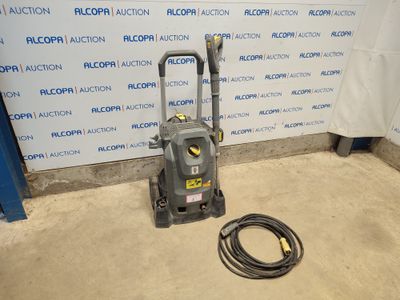 une pompe à pression électrique posée au sol devant un mur