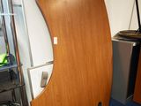 une grande porte en bois dans un coin de la pièce