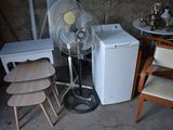 plusieurs chaises et une table sur laquelle est posé un ventilateur