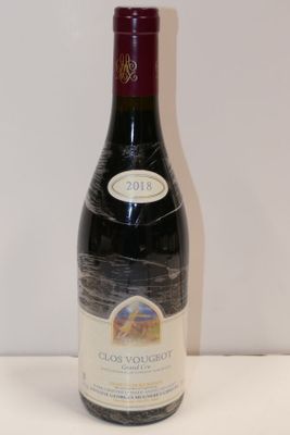 une bouteille de vin posée sur une table