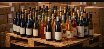 de nombreuses bouteilles de vin posées sur une palette en bois