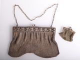 un vieux sac à main muni d'une chaîne et un petit sac à main muni d'une chaîne