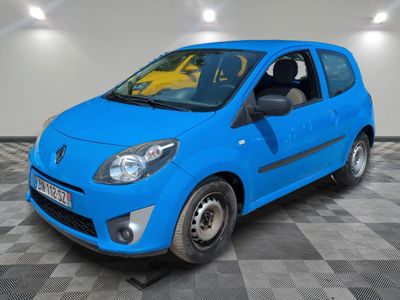 la photo d'une voiture bleue garée dans un garage