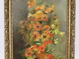 tableau représentant un vase de fleurs dans un cadre doré, accroché à un mur blanc
