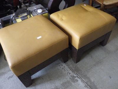 deux tabourets placés l'un à côté de l'autre dans un garage