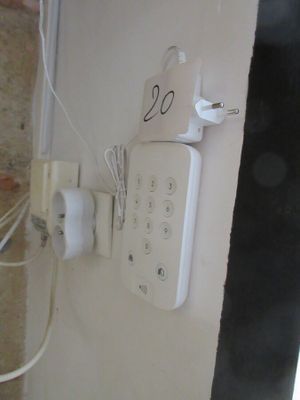 une image représentant un téléphone mural auquel est branché un cordon