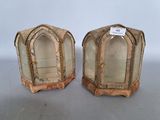 paire de vitrines anciennes en bois sculpté et verre