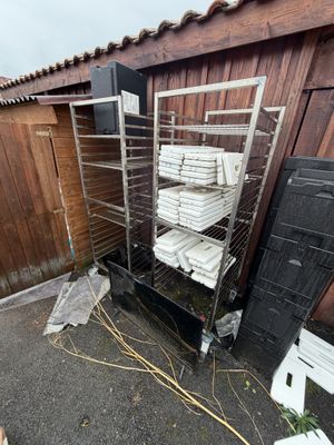 une étagère métallique sur laquelle sont posées plusieurs assiettes