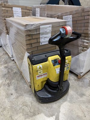 une pile de boîtes sur une palette dans un entrepôt