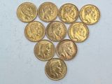 gros plan d'une pile de pièces d'or sur une surface blanche