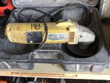 un outil dans une boîte à outils posée sur une étagère