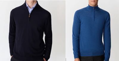 deux hommes vêtus de pulls bleus et noirs, debout l'un à côté de l'autre