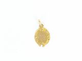 gros plan d'un pendentif en or sur fond blanc
