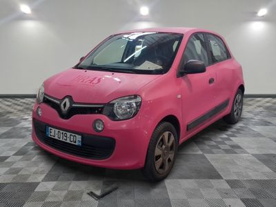 une photo d'une voiture rose garée dans un garage