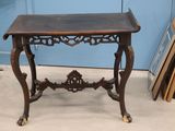 une petite table qui se trouve dans une pièce