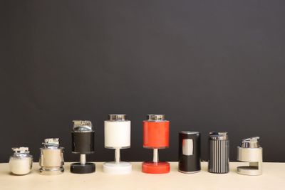 tout un tas de briquets de toutes sortes posés sur une table