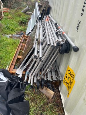 un tas de tuyaux métalliques adossés au mur d'un immeuble