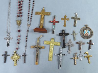 de nombreux objets religieux de toutes sortes sur la table