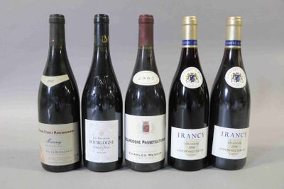 six bouteilles de vin sont alignées sur une table